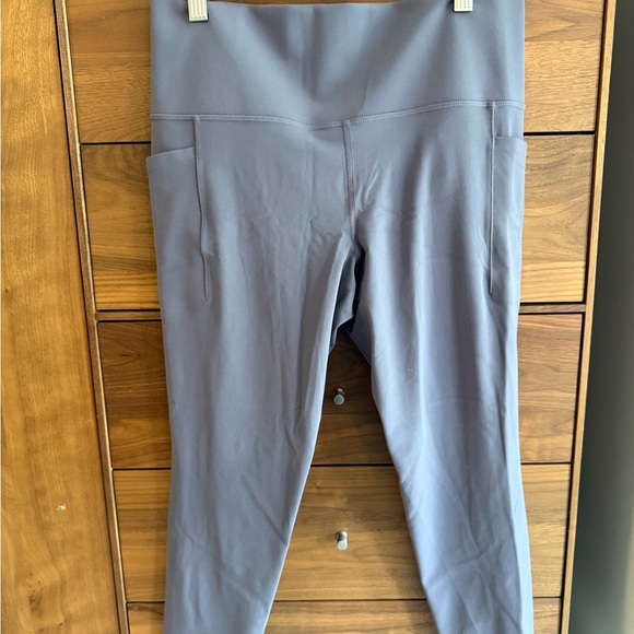 Athleta Salutation stash pocket II 7/8 Tight Leggings Size L - Picture 3 of 7